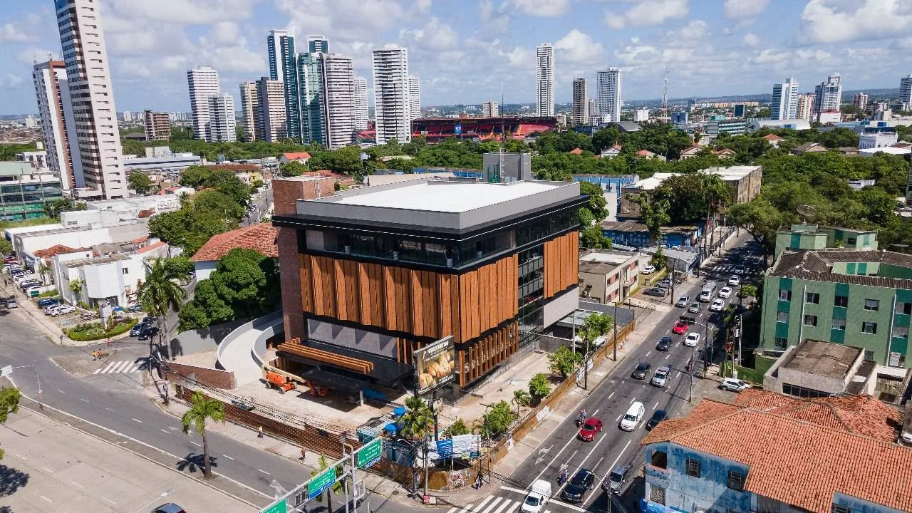 Restaurante Coco Bambu Derby abre vagas para Pizzaiolo, Copeiro de Bar, ASG e Auxiliar de Manutenção